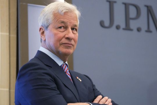 Για κίνδυνο σοβαρής πτώσης των μετοχών τους επόμενους 6-24 μήνες προειδοποιεί ο Τζέιμι Ντάιμον, διευθύνων σύμβουλος της JP Morgan